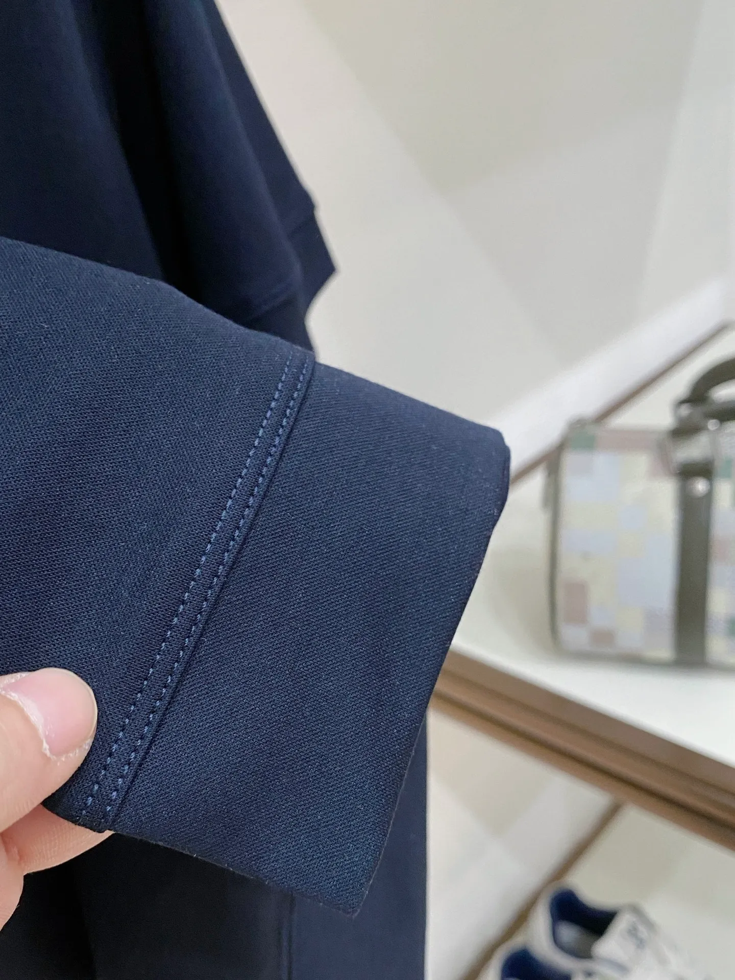 Loro Piana selects high-count smooth fabrics and has a basic round-neck design. It is available in white, Navy Blue and black. The neat tailoring does not flatter the body shape, the low-key texture is hidden in the details, the skin-friendly Breathable fabric is both comfortable and stiff, and the basic round neck shape is suitable for wearing in all seasons. Sizes:M-4XL